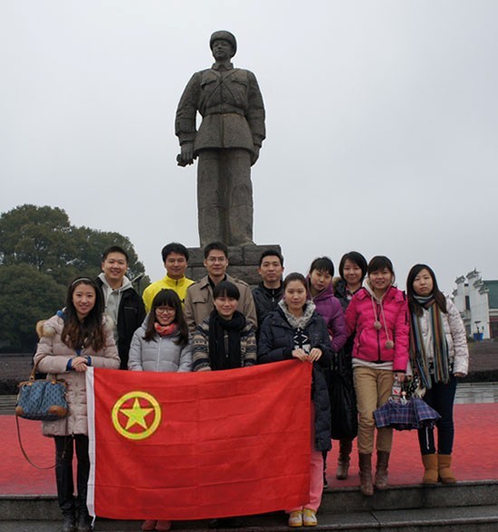 “学雷锋，献爱心”——中国共产主义青年团法甲押注委员会开展慰问贫困学生助学活动